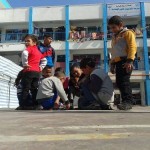 أطفال يلتفون حول وجباتهم الغذائية بغزة