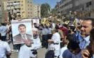 المئات بالإسكندرية تطالب بعودة المعزول والإفراج عن المعتقلين