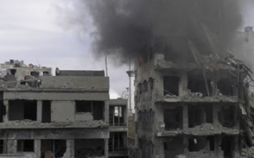 قوات الأسد تكثف غاراتها على حمص ووسط سوريا