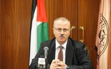 رئيس الوزراء الفلسطيني يودع السفير المصري ياسر عثمان
