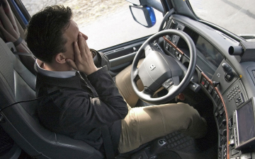 مقاعد ذكية تحذر سائقي السيارات عندما يغالبهم النوم