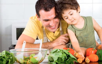 8 طرق لتدريب الطفل على تناول الخضروات