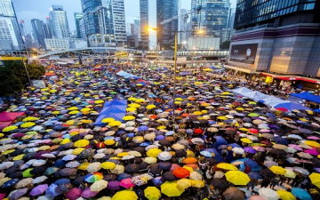 من مظاهرات إلى لوحة فنية .. احتجاجات هونج كونج تغطيها “المظلات”