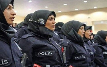 تركيا تجبر الشرطيات على ارتداء الحجاب كجزء من الزى الرسمى