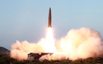 كوريا الشمالية تطلق صاروخاً باليستياً قبالة الساحل الشرقي