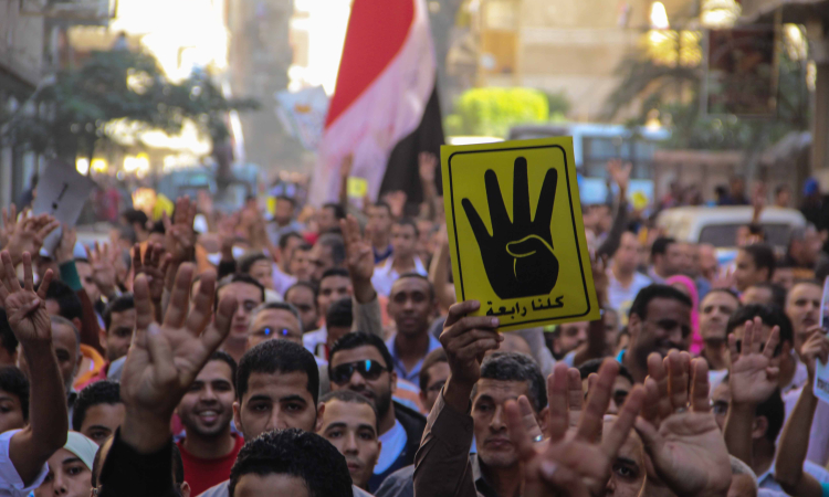 مؤيدون لـ«مرسي» يرفعون شعار «رابعة» في سلسلة بشرية للمطالبة بعودة الشرعية بكفر الشيخ