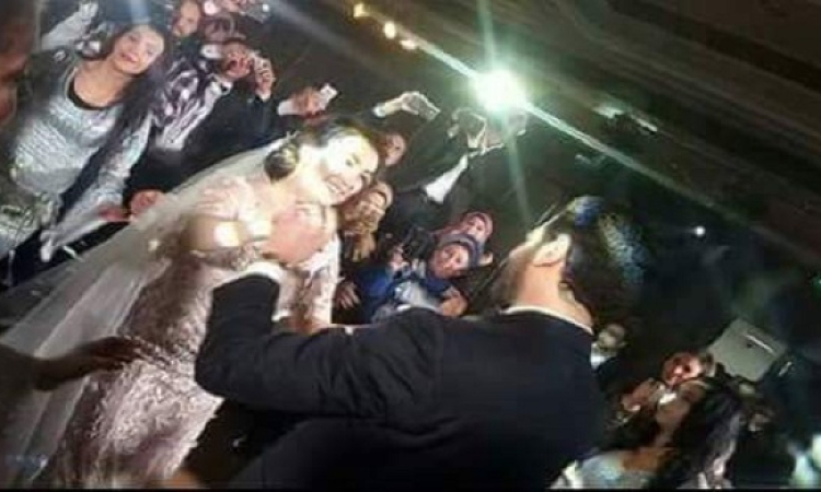 بالفيديو.. مفاجأة جريئة فجرها عمرو يوسف في زفافه على كنده علوش