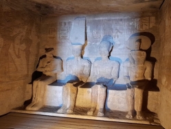 الشمس تتعامد على وجه تمثال رمسيس الثاني بمعبد أبوسمبل