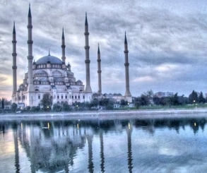 المسجد الأزرق ذو المآذن الستة .. تحفة معمارية وتاريخ طويل