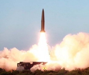 كوريا الشمالية تطلق ما يعتقد انه صواريخ بالستيه تزامنًا مع مناورات التنين الهادىء