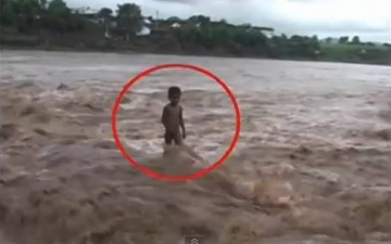 بالفيديو …طفل يقف على حافة فيضان مميت