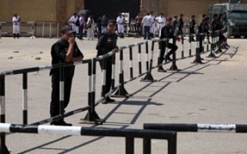 مؤيدو السيسى يستقبلون محامي مرسي بيسقط الخونة