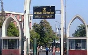الطلاب من أنصار ” مرسي ” يقتحمون المبنى الإدارى بجامعة اسيوط.. وإدارة الجامعة تطلب الامن ‎