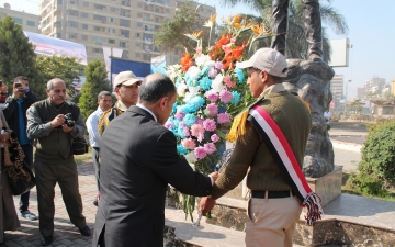 محافظ الفيوم يضع إكليل الزهور علي النصب التذكاري للشهداء