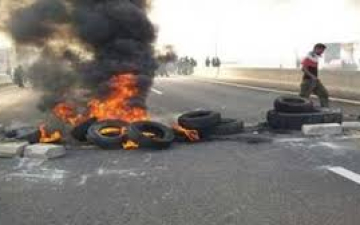 الإخوان يشعلون النيران فى إطارات السيارات بالفيوم