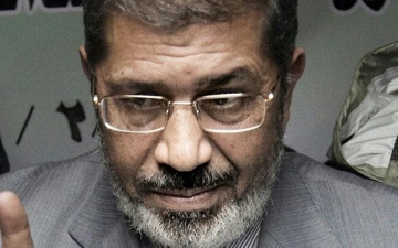 مرسي من داخل القفص: كلفت “العوا” بالدفع بعدم دستورية المحكمة وبطلانها
