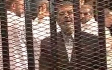 مرسي لهيئة المحكمة ” لماذا تغلقون الصوت عني أتخشون من إتصال الرئيس بشعبه “