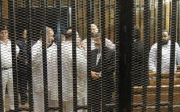 مرسى يطالب الدفاع بالتنحى رفضاً للقفص الزجاجى
