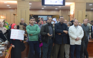 تظاهر العاملين بديوان المنوفية .. والمحافظ يمنع دخول الصحفيين