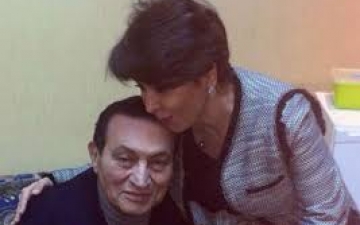 فجر السعيد تحذف تغريداتها حول لقاء مبارك وتعيد نشرها في اليوم التالي