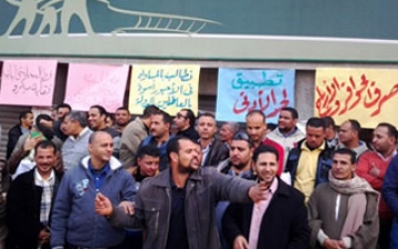 عمال “السلع الغذائية” ببنى سويف يواصلون إضرابهم للمطالبة بـ”الحوافز”