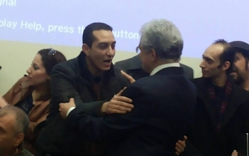 الاعتداء على  محمد عبدالعزيز وحسن شاهين أعضاء تمرد بمؤتمر صباحي “”