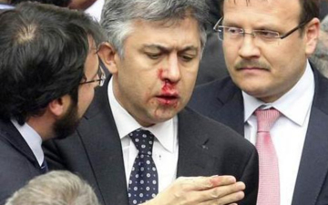 بالصور..شجار عنيف بين نواب بالبرلمان التركي..ونقل عضو للمستشفى