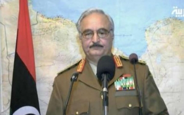 بالفيديو.. قائد سابق بالجيش الليبي يجمّد المؤسسات الدستورية: «ليس انقلابًا»