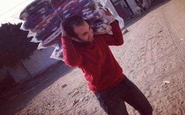 بالصور .. المخرج محمد رمضان يحمل بطاطين للغلابة قبل وفاته