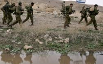 يديعوت أحرونوت : جندي إسرائيلي يدعي محاولة اختطافه بغور الأردن