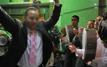 بالفيديو.. عريس يترك عروسه ليرقص على أنغام «تسلم الأيادي» في الشارع