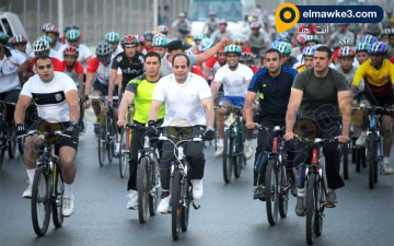 الرئيس السيسى يستقل دراجة ويسير بها وسط مجموعة من الشباب