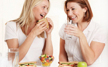 احذر شرب الماء البارد بعد الطعام .. قد يسبب سرطان الأمعاء
