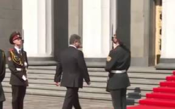 جندي حرس الشرف الاوكراني يسقط امام الرئيس الجديد