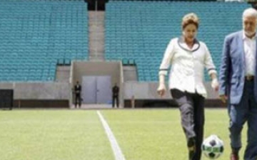 رئيسة البرازيل تستعرض مهارتها بالكرة عشية انطلاق المونديال