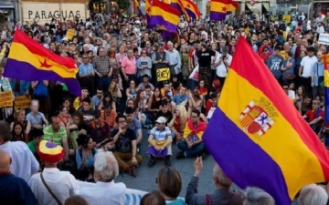 الآلاف يتظاهرون في إسبانيا للمطالبة بعودة الجمهورية