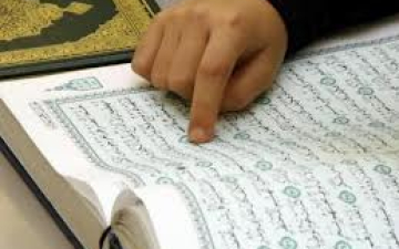 لا تخرج قبل أن تكتب سبحان الله.. بالفيديو.. عجوز مصابة بالزهايمر لا تتذكر إلا القرآن!