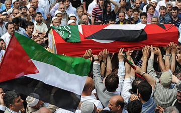 الفلسطينيين يشيعون جنازة 8 أشخاص من أسرة واحدة قتلتهم أسرائيل