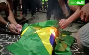 بعد الهزيمة المذلة .. برازيليون يحرقون علم بلادهم