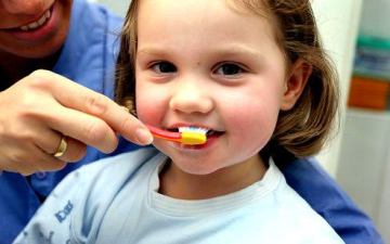 كيف تحافظين على أسنان طفلك في مراحل العمر الأولى؟
