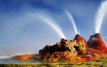بالصور .. مياه دافئة تنطلق لاعلى من نبع ساحر في قلب صحراء نيفادا
