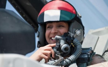 الإماراتية مريم تقود الضربات الجوية على “داعش” وتشعل حربا على مواقع التواصل