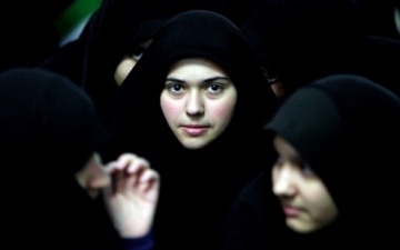 بالصور.. إيرانيات تتخلصن من حجابهن فى الهواء الطلق لإعلان تمردهن على القانون
