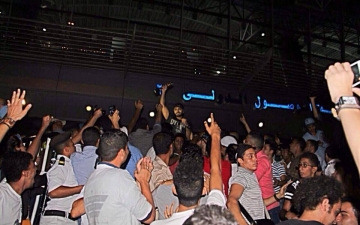 بالصور.. الجمهور يستقبل تامر حسنى بمطار القاهرة