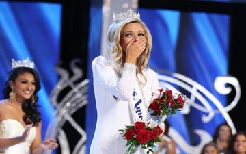 ممثلة نيويورك كيرا كازانتسيف تفوز بلقب ملكة جمال أمريكا