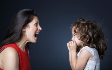 كيف تؤثر حالتك النفسيه على عواطف أطفالك؟