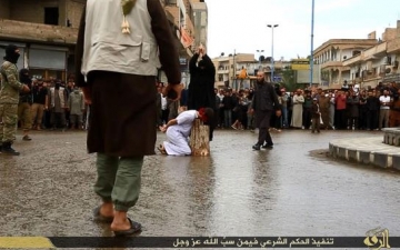 بالصور .. داعش يقطع رؤوس سوريين بمحافظة الرقة بعد اتهامهم بـ”سب الدين”