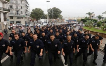 احتجاجات رجال الشرطة بالجزائر تتسع وتصل رئاسة الجمهورية