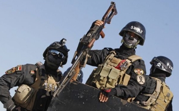 الجيش العراقي يرمي بالمساعدات والذخيرة إلى «داعش»