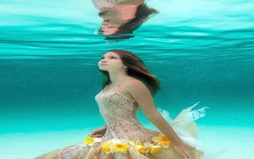 زى عروسة البحر.. فتاة تعيش داخل أعماق البحار